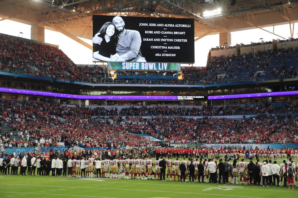 La NFL proyectó en dos pantallas gigantes del inmueble donde se jugará el Super Bowl LIV la fotografía de Kobe y su hija Gianna seguido del nombre de las víctimas del fatal accidente. (EFE)
