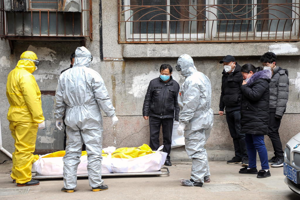 Casi todas las muertes registradas en las últimas 24 horas, menos una ocurrida en Chongqing, corresponden a la provincia de Hubei, epicentro del virus. (EFE)