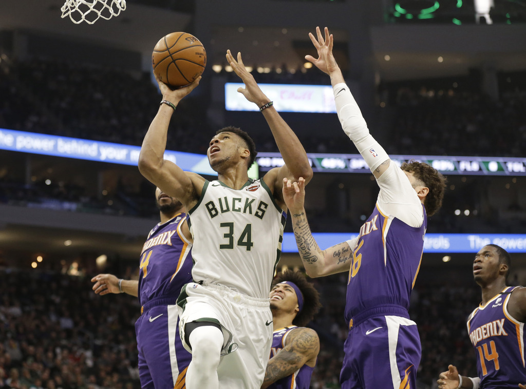 Brilla Giannis Antetokounmpo En Victoria De Bucks