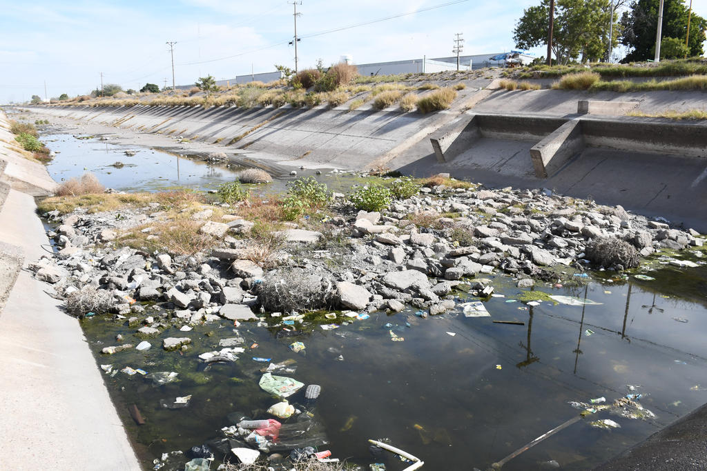 Montones de basura. Escombro, basura y agua estancada se encuentra en prácticamente todo el canal Sacramento y los vecinos llaman a las autoridades a que hagan algo.
