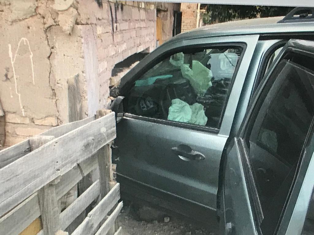 La conductora de la camioneta, de 21 años, perdió el control del volante y se impactó contra una finca en la ciudad de Lerdo. (EL SIGLO DE TORREÓN)