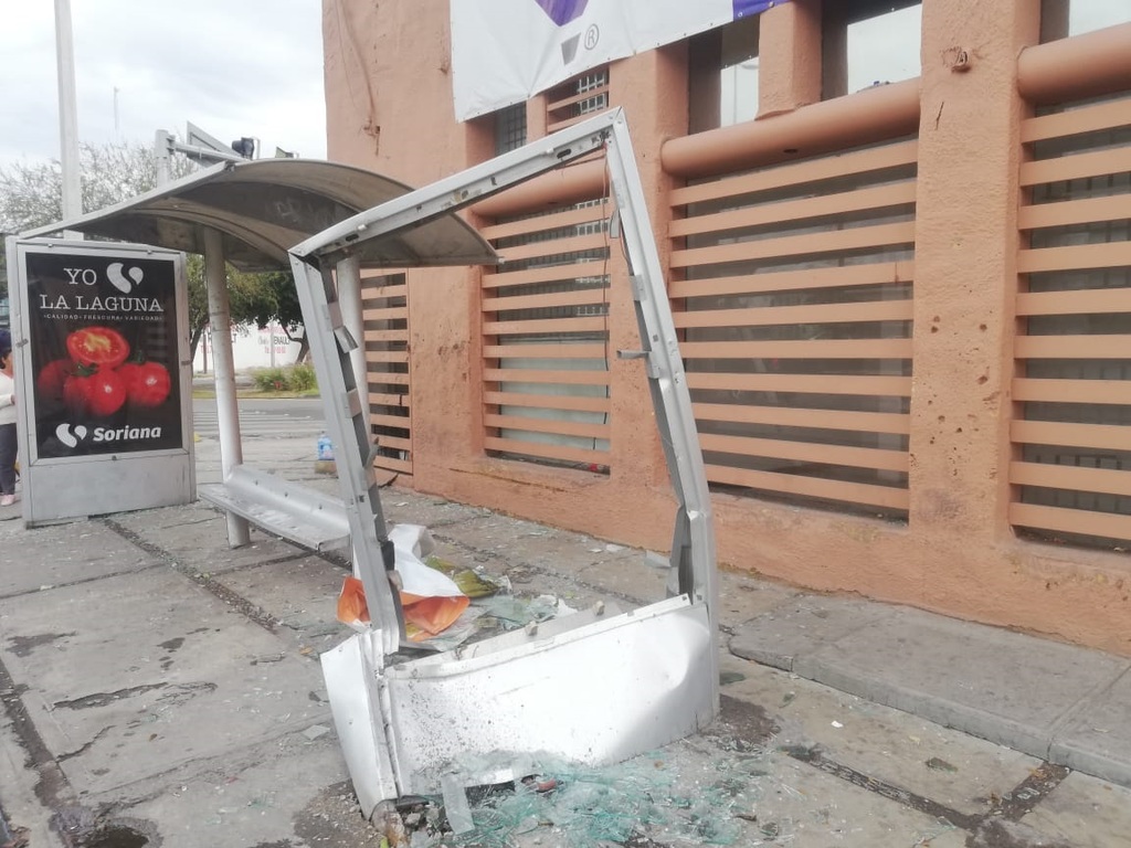 El parabús, ubicado en calzada Colón y bulevar Independencia, quedó destruido debido a que un conductor se estampó en el. (EL SIGLO DE TORREÓN)