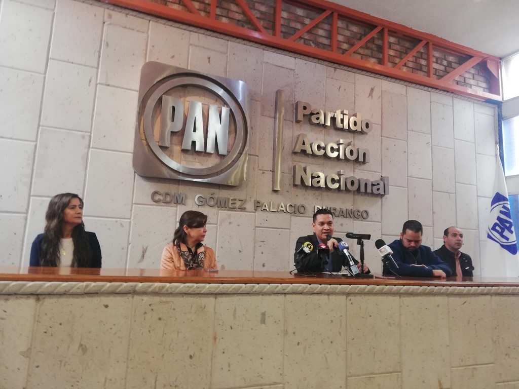 Ayer, el presidente del comité municipal del PAN, Mario Ibáñez rindió un informe ante los medios de comunicación. (EL SIGLO DE TORREÓN/GUADALUPE MIRANDA)
