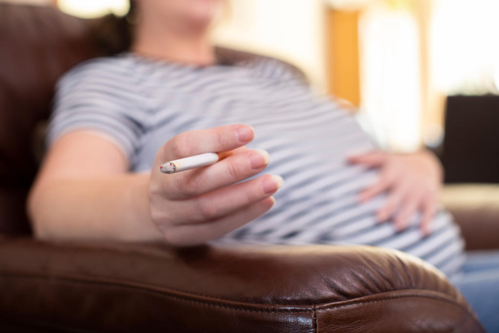 Los bebés de las mujeres que fuman durante el embarazo temprano presentan un mayor riesgo de sufrir fracturas durante su primer año de vida. (ARCHIVO) 