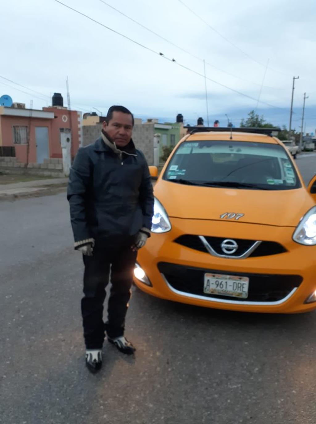 Un conductor de taxi en Torreón, Coahuila devolvió una cartera que contenía 12 mil pesos a una usuaria que no se percató que la había dejado en la unidad. La historia se hizo viral en redes sociales. (ESPECIAL)