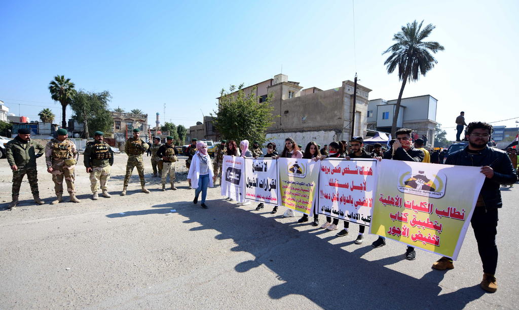 Miles de estudiantes iraquíes respondieron este martes a los llamamientos a dejar las calles del influyente clérigo chií Muqtada al Sadr con nuevas manifestaciones en todo el país. (ARCHIVO) 