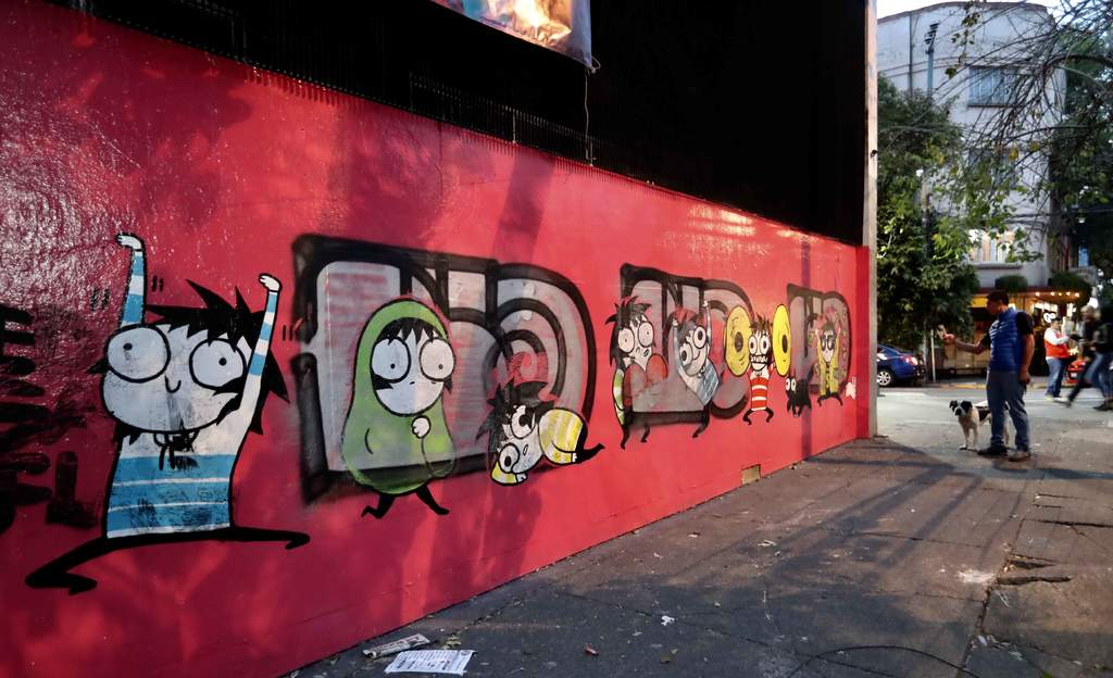 A finales del mes de enero, la ilustradora estadounidense Sarah Andersen se dio la tarea de crear un mural en la Ciudad de México que conectara con su público mostrando las dificultades que pueden presentarse al brincar a una vida adulta.  (ARCHIVO)