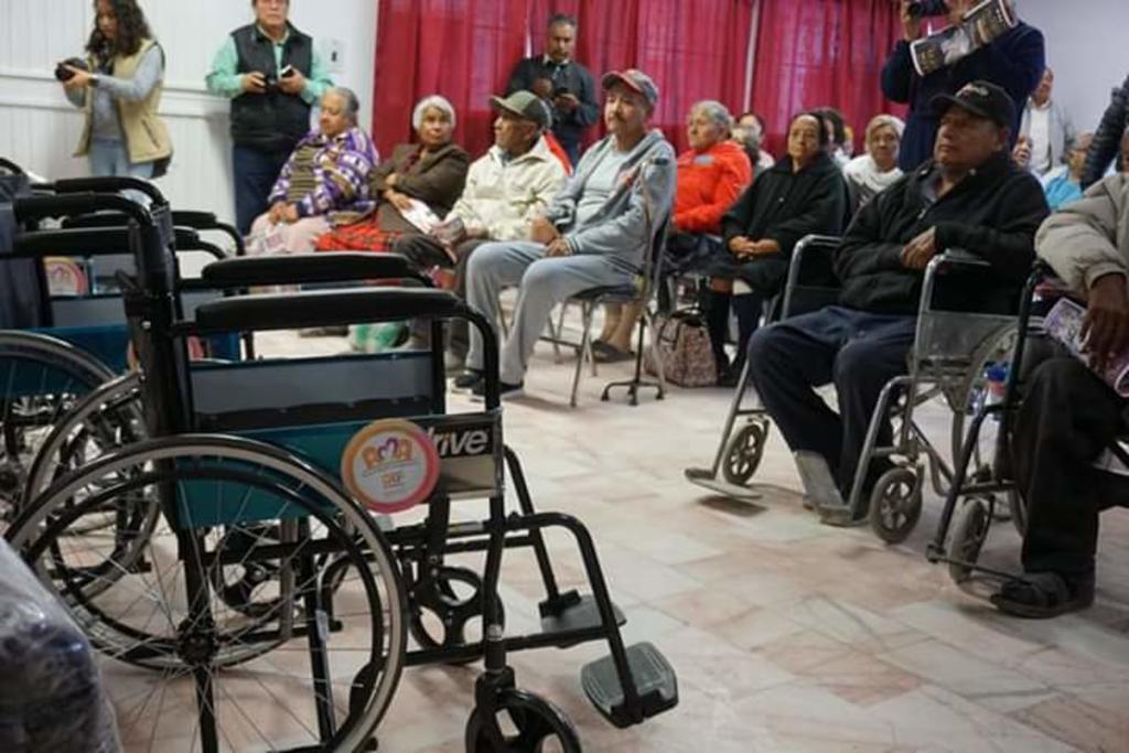Se entregaron en este municipio 3 sillas de ruedas, 2 andadores y 2 bastones a personas de la tercera edad de Matamoros. (EL SIGLO DE TORREÓN)