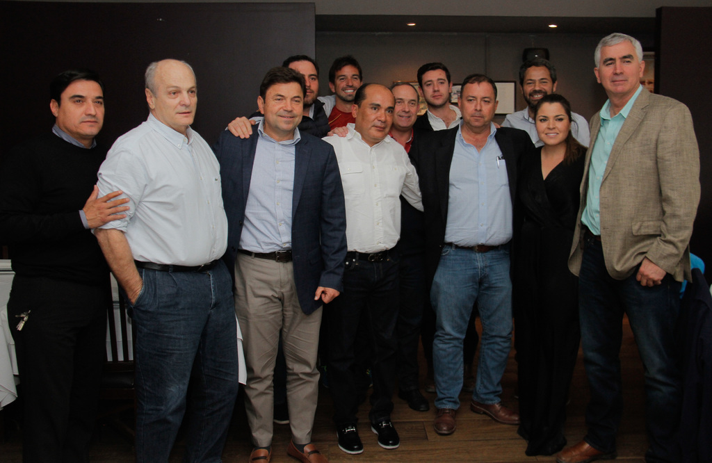 Directivos del American Padel Tour y del club hispano-lagunero, se reunieron ayer para dejar todo listo rumbo al torneo abierto. (JESÚS GALINDO) 