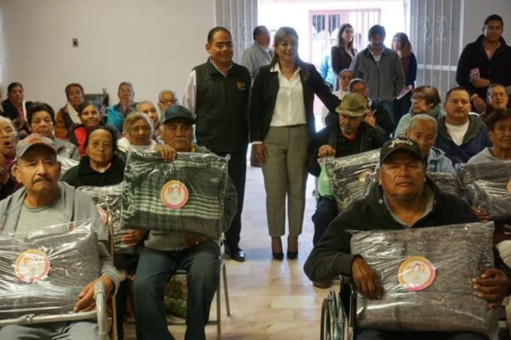 Entregan ante autoridades del DIF estatal tres sillas, dos bastones y dos andadores a personas de la tercera edad en Matamoros.  (EL SIGLO DE TORREÓN / Diana González)