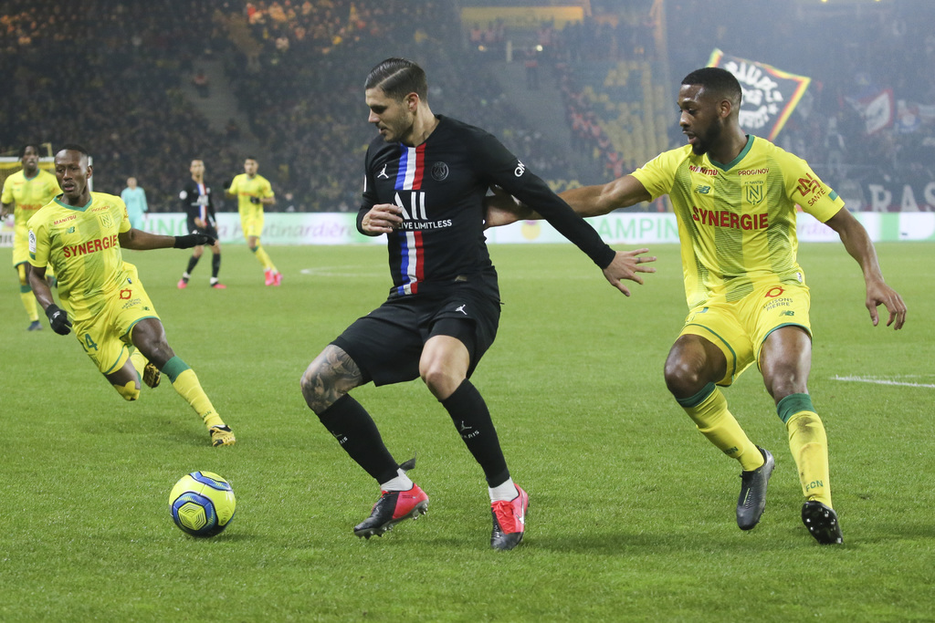 El ariete pampero Mauro Icardi (c) puso fin a su racha de no anotar en la primera división francesa y le dio el resultado al cuadro parisino. (AP)