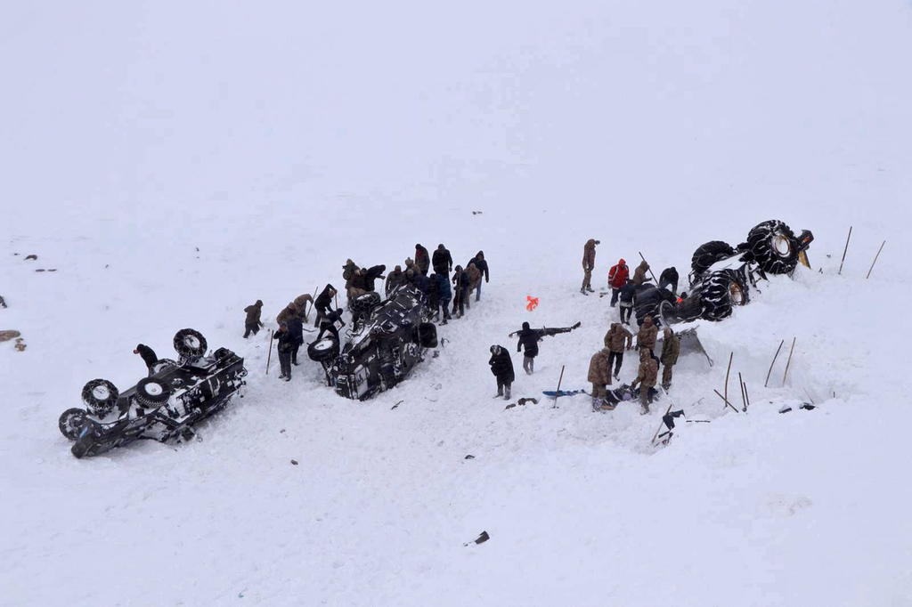 Han sepultado a los equipos de rescate que buscaban supervivientes de una avalancha previa en la provincia de Van. (EFE)