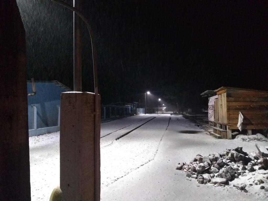 Esta mañana, parajes de cinco municipios del estado de Durango se tiñeron de blanco debido a una intensa nevada ocasionada por el frente frío 38. (TWITTER)