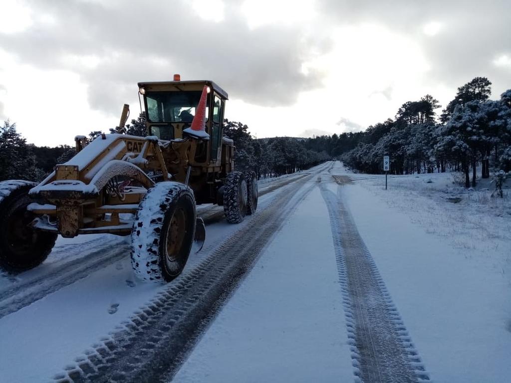 Tramos carreteros de Sonora y Chihuahua fueron cerrados debido a la intensa nevada registrada la madrugada de este miércoles por efecto del frente frío 38 y la octava tormenta invernal, informó la Coordinación Estatal de Protección Civil (CEPC). (TWITTER)