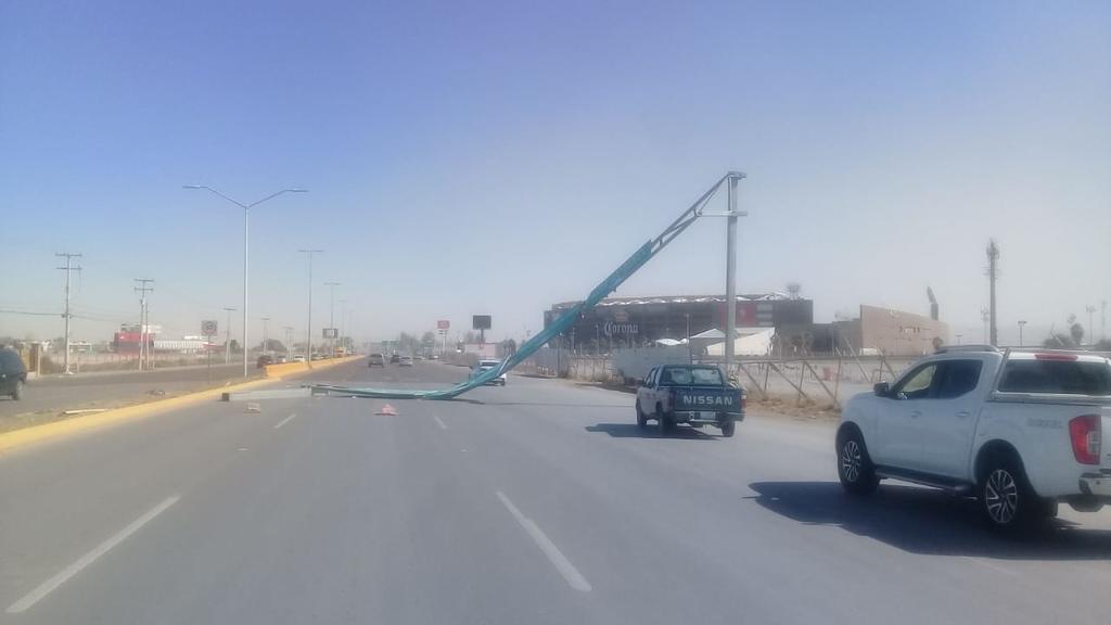 Se reportó la caída de una señalética sobre la carretera Torreon-San Pedro. (EL SIGLO DE TORREÓN)