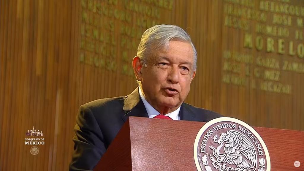 El presidente Andrés Manuel López Obrador encabeza el 103 aniversario de la promulgación de la Constitución de 1917 en el Teatro de la República de esta ciudad. (ESPECIAL)