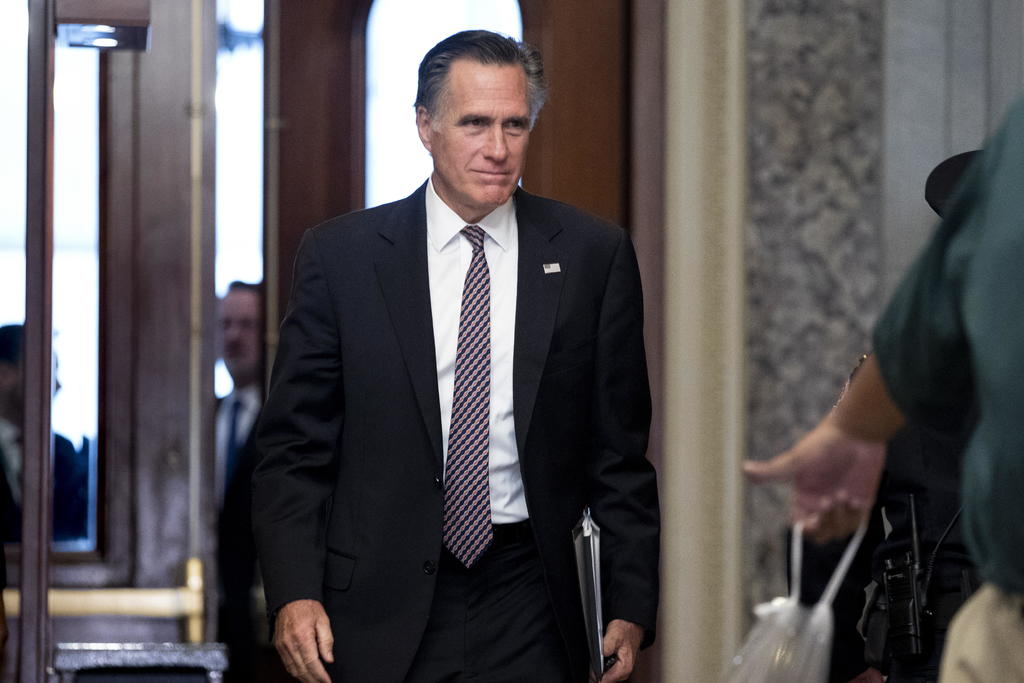 El senador republicano, Mitt Romney, anunció esta tarde que votará a favor de declarar culpable de Donald Trump por el cargo de abuso de poder. (ARCHIVO) 