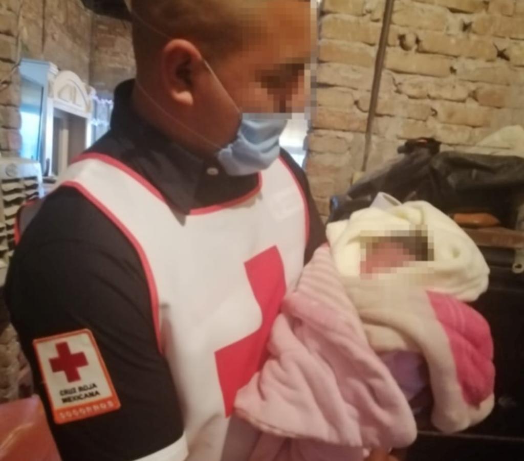Una joven dio a luz en su vivienda en Torreón; paramédicos de la Cruz Roja llegaron justo a tiempo para brindarle el auxilio que necesitaba. (EL SIGLO DE TORREÓN)