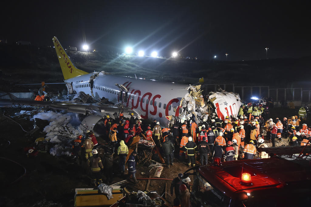 Se reportó un muerto y 137 heridos del accidente de avión ocurrido hoy en el aeropuerto Sabiha Gökçen, en Estambul, después de que el piloto tuviera problemas con la velocidad del aterrizaje y la aeronave se partiera, informó el ministro de Salud turco, Fahrettin Koca . (AP)