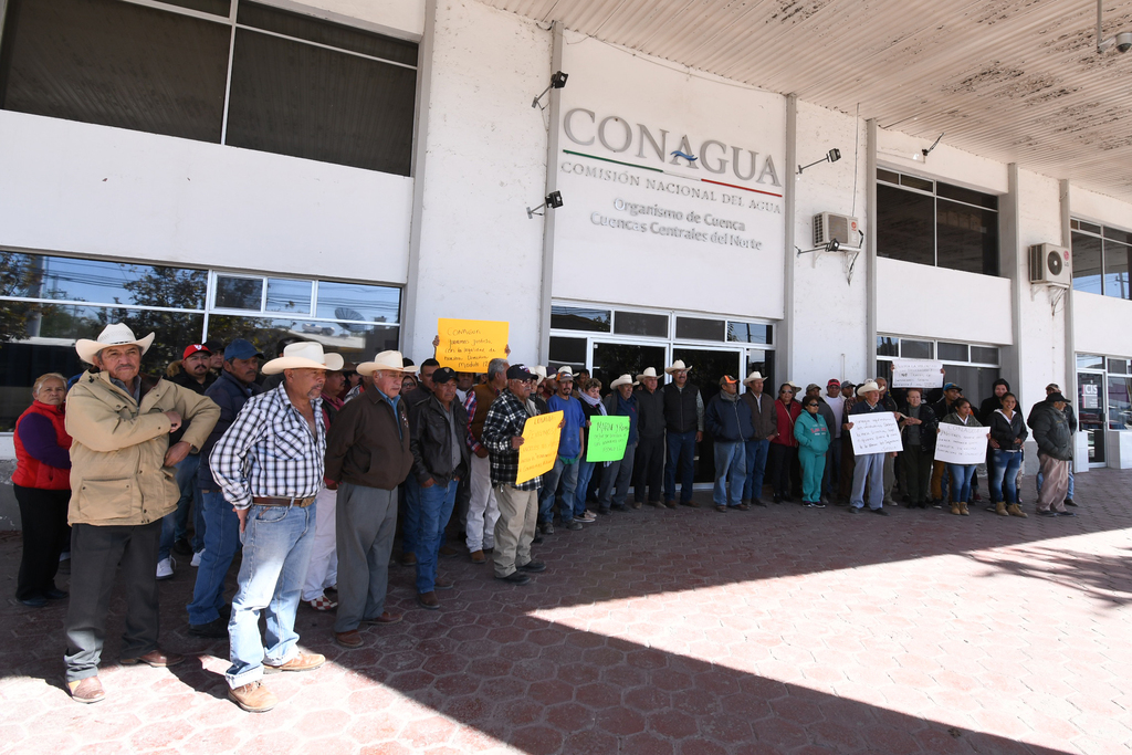 Integrantes del módulo de riego 12 se manifestaron a las afueras de las oficinas de la Conagua. (FERNANDO COMPEÁN)