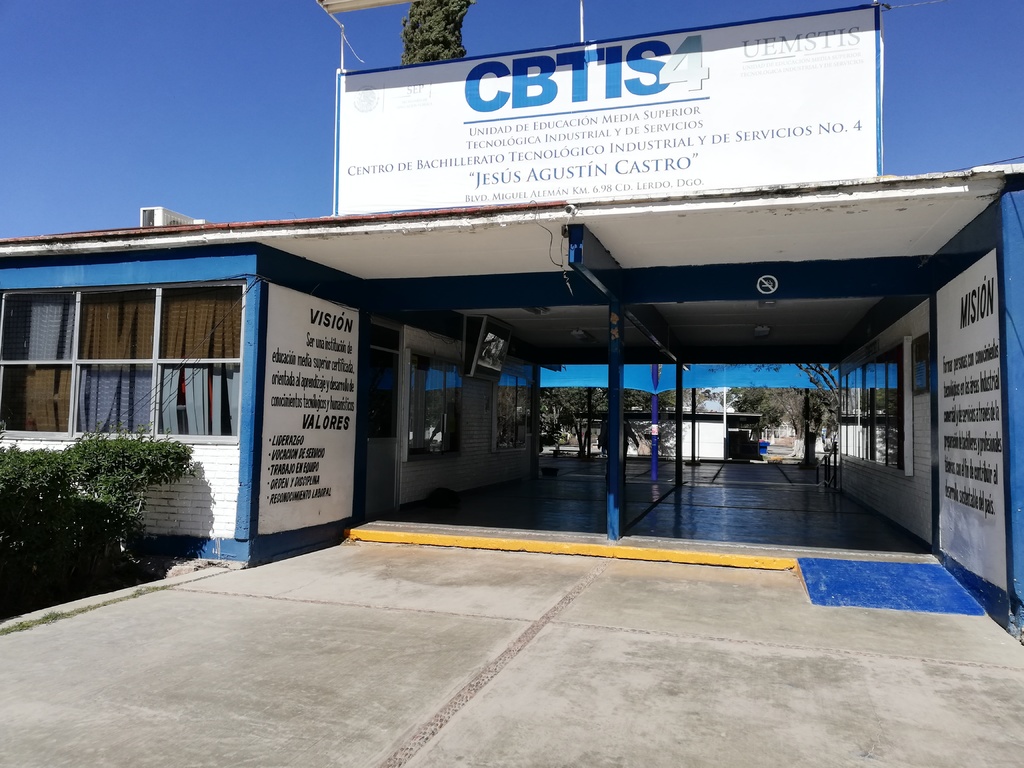 Tras los vientos cayeron varios árboles en el CBTIS 4. Se suspendieron las clases en los dos turnos por seguridad de los alumnos. (EL SIGLO DE TORREÓN/VIRGINIA HERNÁNDEZ)