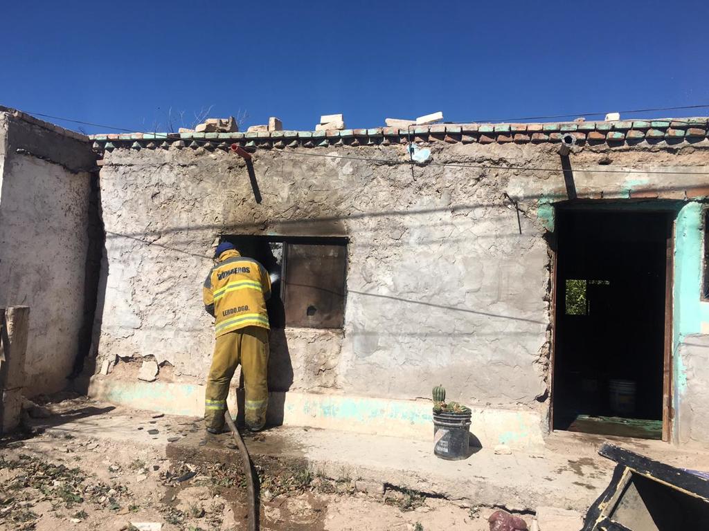 El personal del departamento de Bomberos y Protección Civil de Ciudad Lerdo se encargó de sofocar el fuego. (EL SIGLO DE TORREÓN)