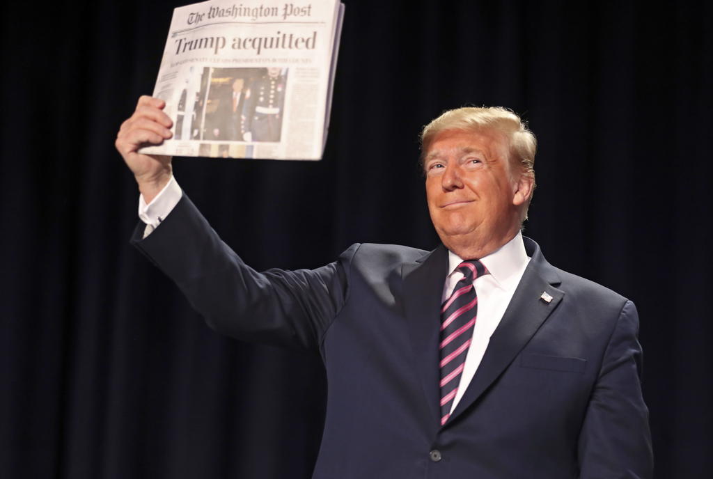 Trump mostró sonriente una copia del diario The Washington Post, cuyo titular en primera plana decía: 'Trump absuelto'. (EFE)
