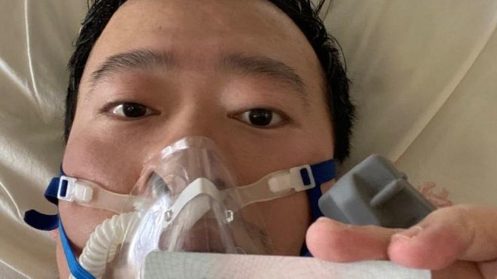Wenliang, oftalmólogo del Hospital Central de la ciudad, empleó las redes sociales para advertir a sus colegas que tuvieran cuidado con una nueva enfermedad misteriosa. (ESPECIAL)