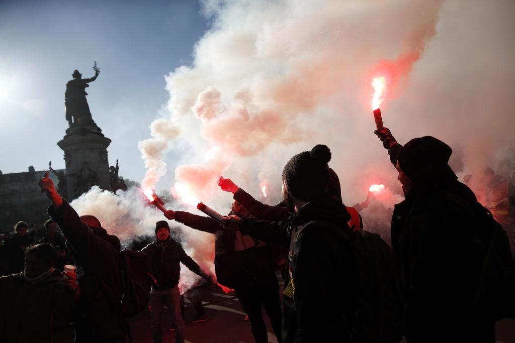 Los sindicatos franceses regresaron este jueves a las calles de Francia para exigir la retirada de la reforma del sistema de pensiones. (ARCHIVO) 