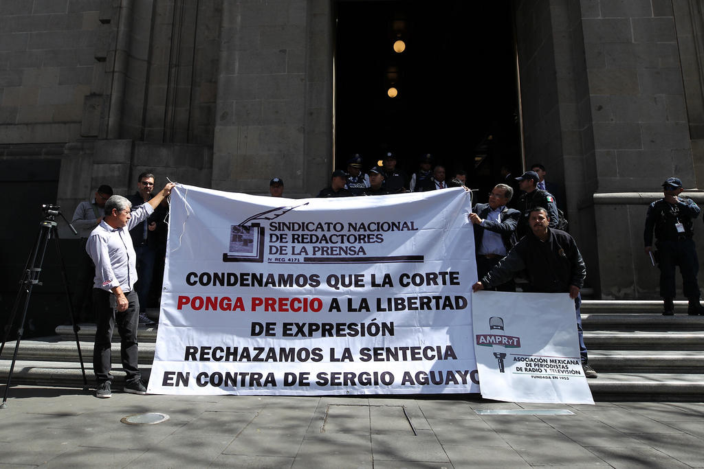Un grupo de periodistas se manifestó este jueves frente a la Suprema Corte de Justicia de la Nación (SCJN) para exigir que se deseche la sentencia contra Sergio Aguayo por la demanda que interpuso en su contra el exgobernador de Coahuila, Humberto Moreira Valdés, por daño moral. (ARCHIVO)