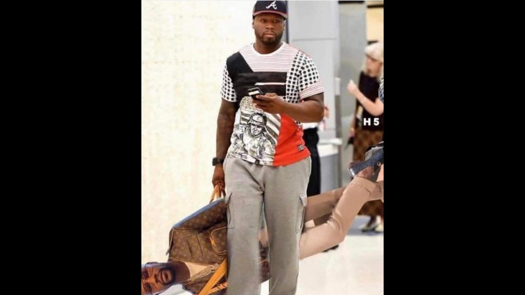 Mayweather uso una chamarra con múltiples bolsos de la marca Louis Vuitton que provocó burlas en redes sociales y en especial de su amigo el rapero 50 Cent. (ESPECIAL)
