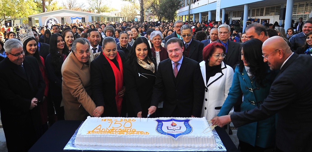 En compañía de directivos, alumnos y docentes, el gobernador de Durango partió el tradicional pastel. (CORTESÍA) 