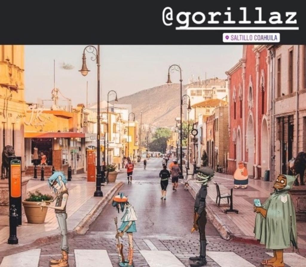 Lo suben a sus redes. En la foto los integrantes de la banda Gorillaz aparecen recorriendo las calles de la capital de Coahuila. (ESPECIAL) 