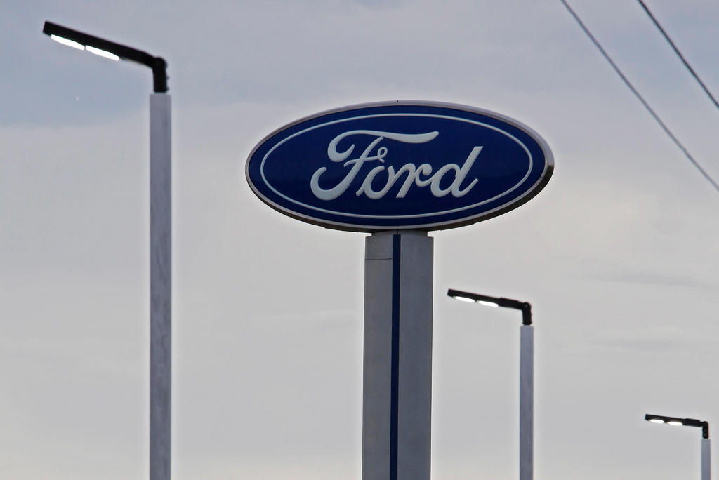 Ford anunció este viernes cambios en su estructura directiva, incluida la retirada del presidente de la unidad de automóviles, Joe Hinrichs, días después de que la compañía anunciase que sus beneficios netos se desplomaron un 99 % en 2019. (ARCHIVO)