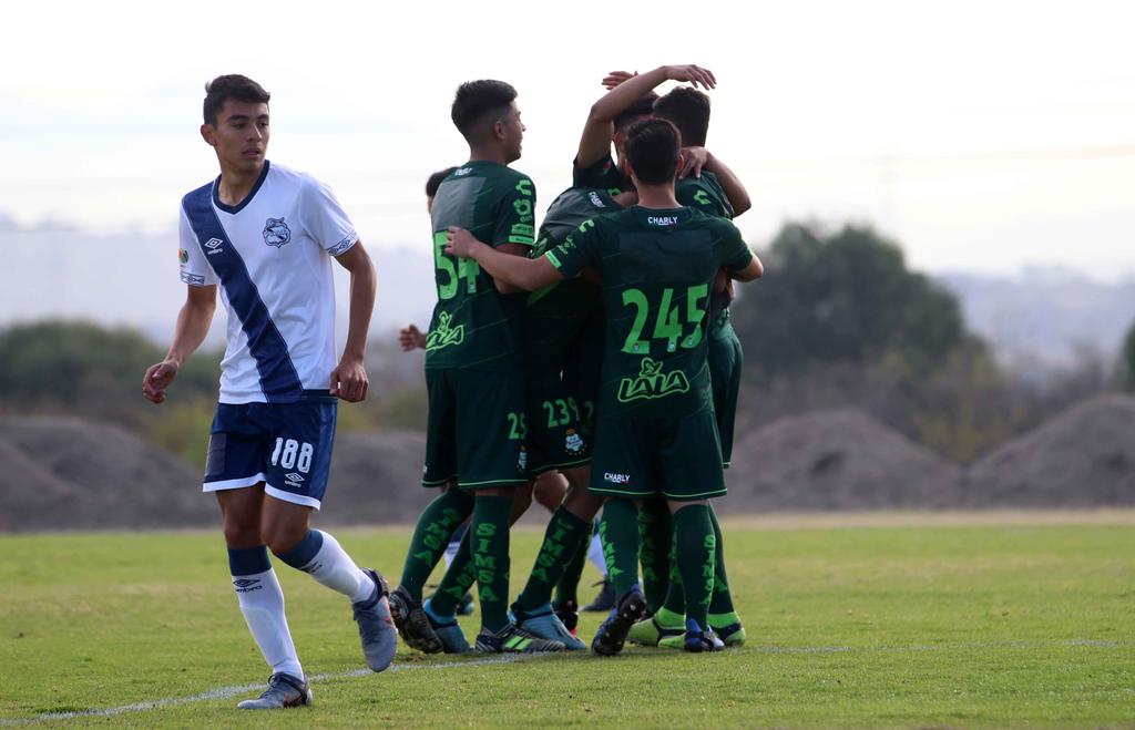 La filial Sub-17 de Santos Laguna, sumó su primera victoria de visita en el presente Torneo Clausura 2020, luego de derrotar 2-1 a la escuadra de Puebla. (EL SIGLO DE TORREÓN)