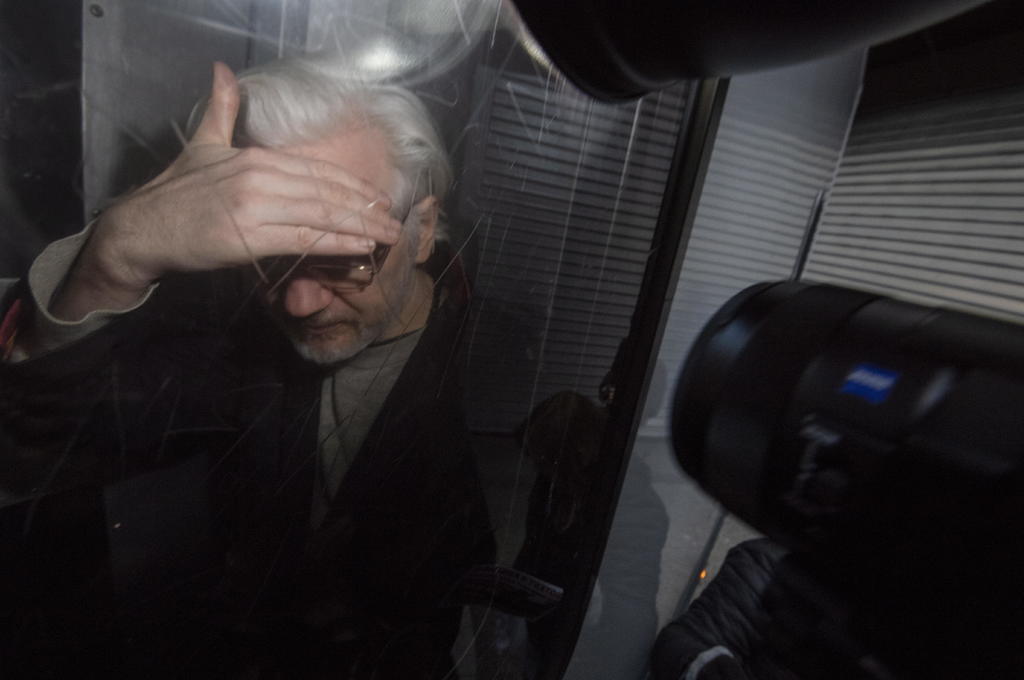 El fundador de WikiLeaks fue sacado del edificio el 11 de abril de 2019 por la policía británica.