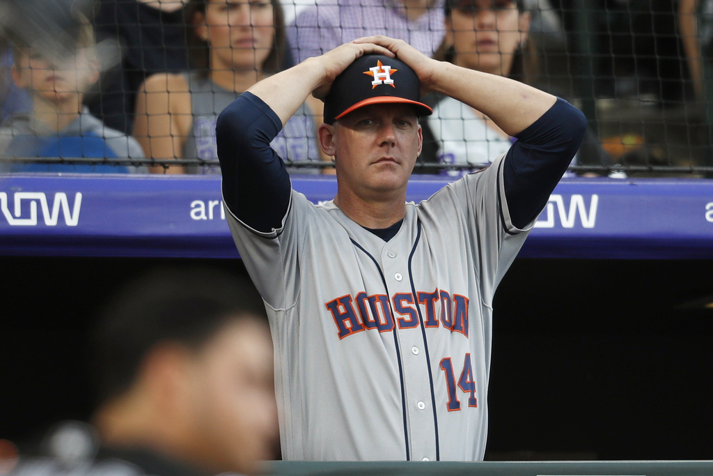 El mánager AJ Hinch fue suspendido un año, y luego despedido por los Astros de Houston, tras el escándalo de robo de señales en 2017. (ARCHIVO) 