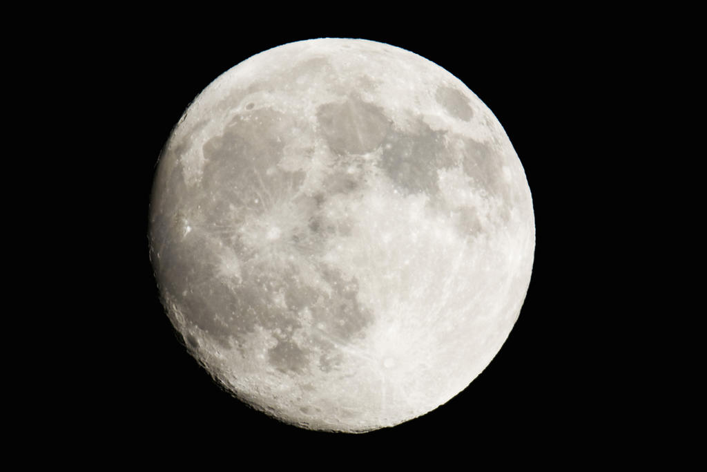La primer Luna de Nieve está por llegar, comenzará su ciclo esta noche y podrá verse con mayor intensidad el domingo nueve.  (ARCHIVO) 