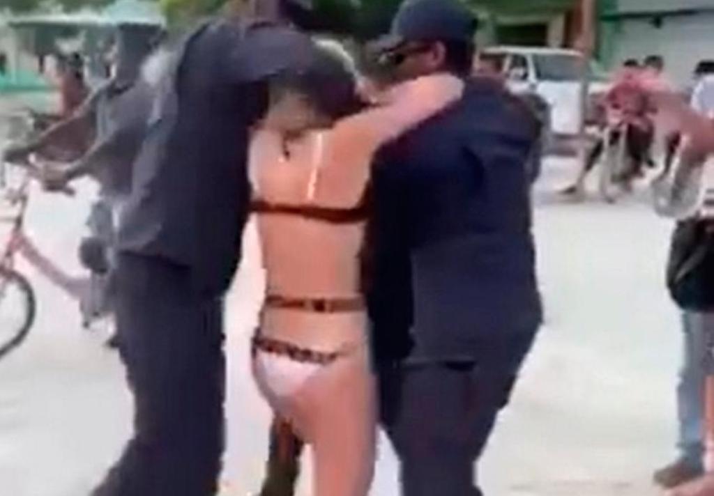 El público criticó el actuar de los oficiales contra la mujer (CAPTURA) 