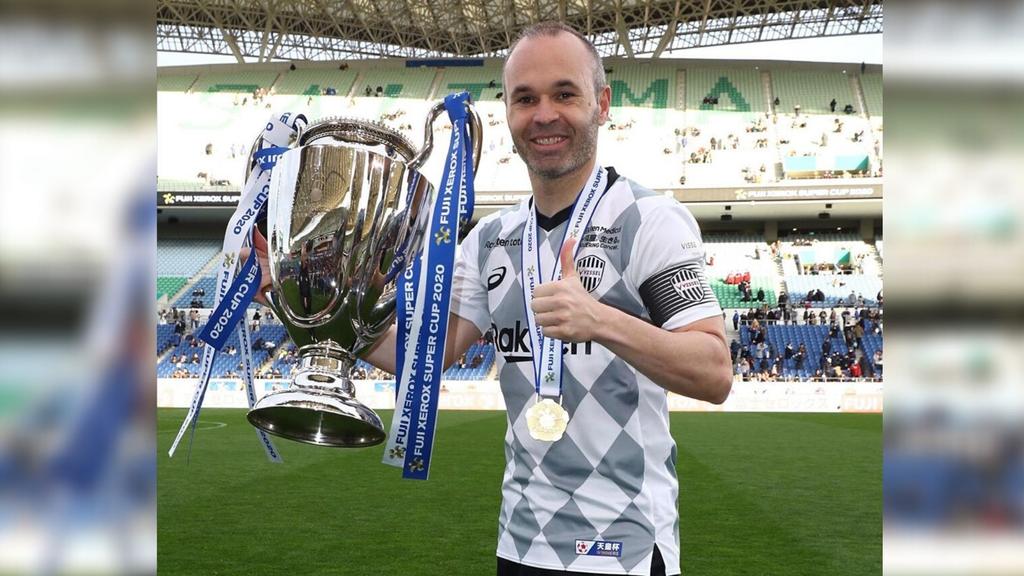 Andrés Iniesta se proclamó campeón de la Super Copa al vencer al Yokohama Marinos, en una serie de penaltis donde se fallaron nueve tiros seguidos. (ESPECIAL)