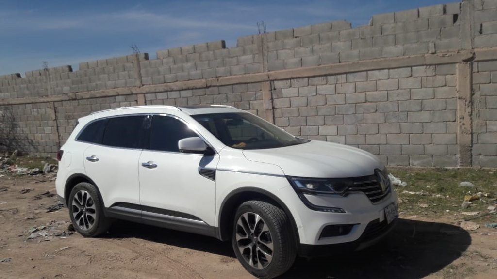 En coordinación, los agentes recuperaron una camioneta que fue robada en el estacionamiento de una plaza comercial de Torreón. (EL SIGLO DE TORREÓN)