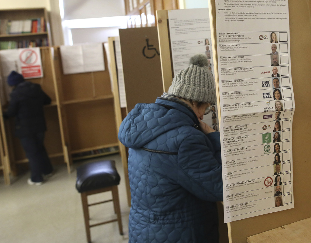 A pesar del temporal, en torno al 62 % de los votantes acudieron a la cita con las urnas. (AP) 