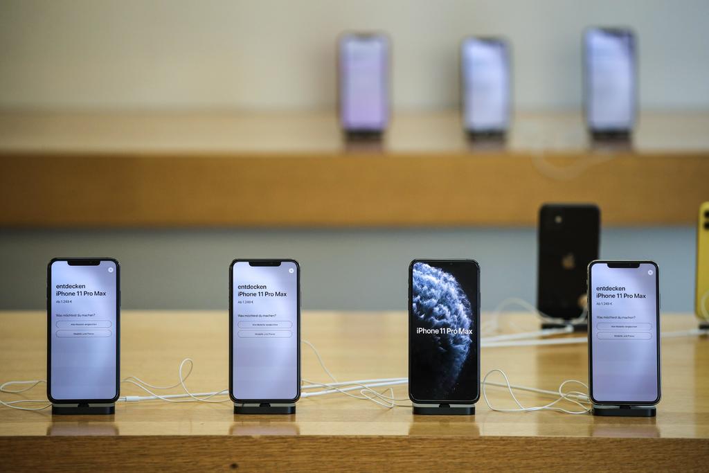 El organismo de protección al consumidor de Francia multó a Apple con 25 millones de euros por su actualización de software que ralentizó los iPhone más antiguos. (ARCHIVO) 