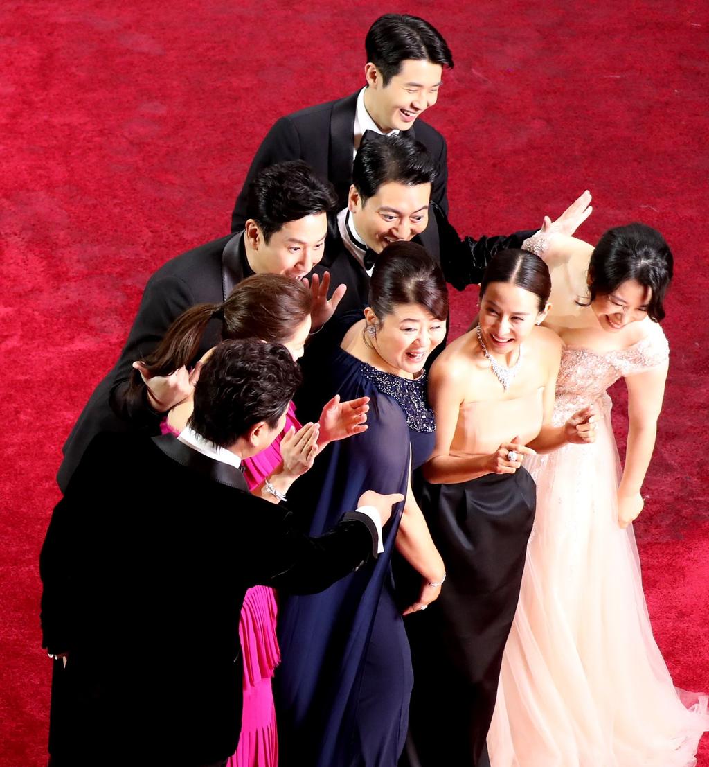 El elenco de la película Parásito en la alfombra roja de los Premios de la Academia en el Teatro Dolby en Hollywood. (EFE)
