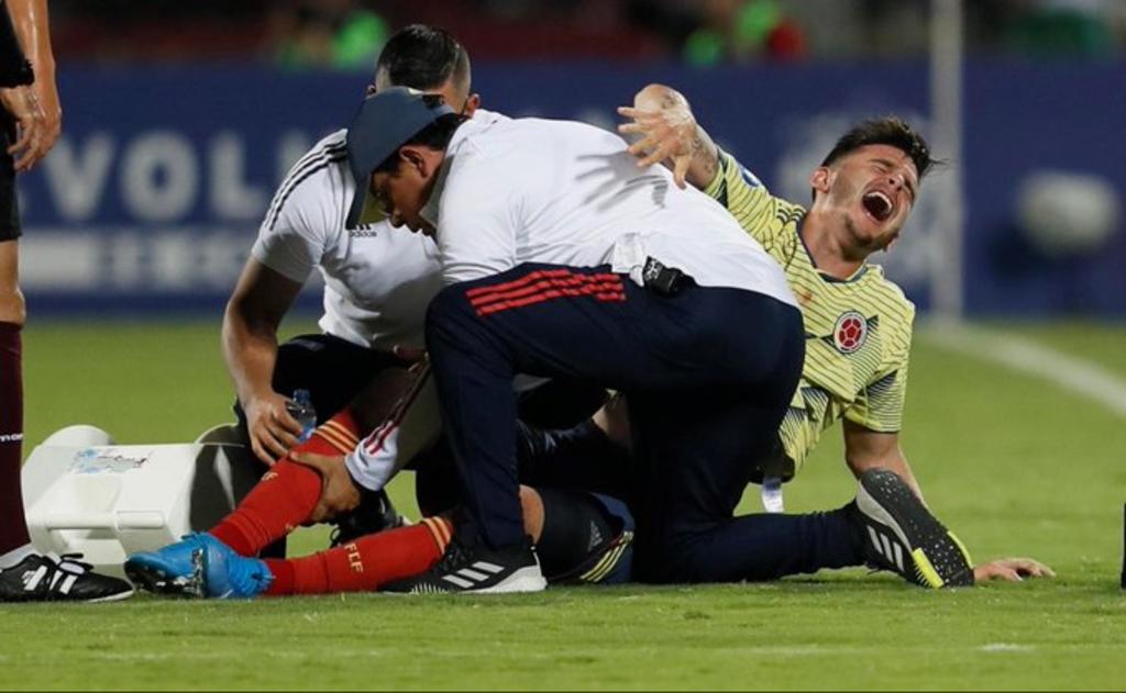 El jugador del América chocó con el charrúa Agustín Oliveros y las imágenes muestran que su rodilla sufrió la peor parte en la acción. (CORTESÍA)