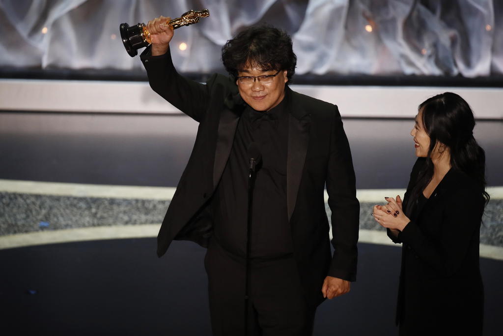 Bong Joon Ho recibe la estatuilla por Mejor Película Internacional por Parásitos. (EFE)

