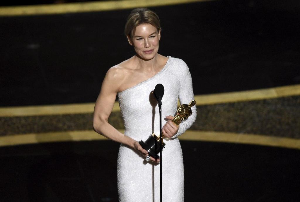 'Judy no recibió este premio en su momento, así que tomaré este instante como una extensión de la celebración de su legado', dijo la actriz al recoger el galardón, que dedicó a sus compañeros, familia y sobre todo a la artista icónica del siglo XX que Zellweger encarnó. (AP)
