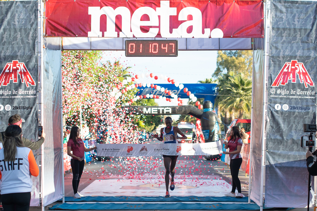 El keniano Robert Kiprotich y la lagunera Fátima Alanís fueron los primeros en llegar a la meta en el Medio Maratón de El Siglo de Torreón, que se corrió ayer por la mañana. . (Fernando Compeán)