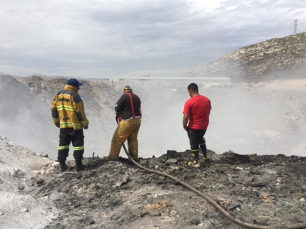 El personal del departamento de Bomberos de Ciudad Lerdo acudió al lugar para sofocar el incendio. (EL SIGLO DE TORREÓN)