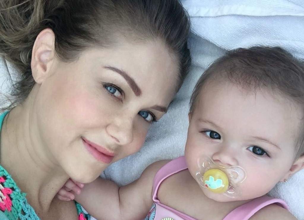 Ingrid Martz y su hija de 8 meses sufrieron un accidente automovilístico cuando circulaban por los carriles de Periférico en la Ciudad de México. De acuerdo con la denuncia que hizo la actriz en redes sociales, su vehículo fue impactado por un conductor que manejaba distraído con el celular. (INSTAGRAM)